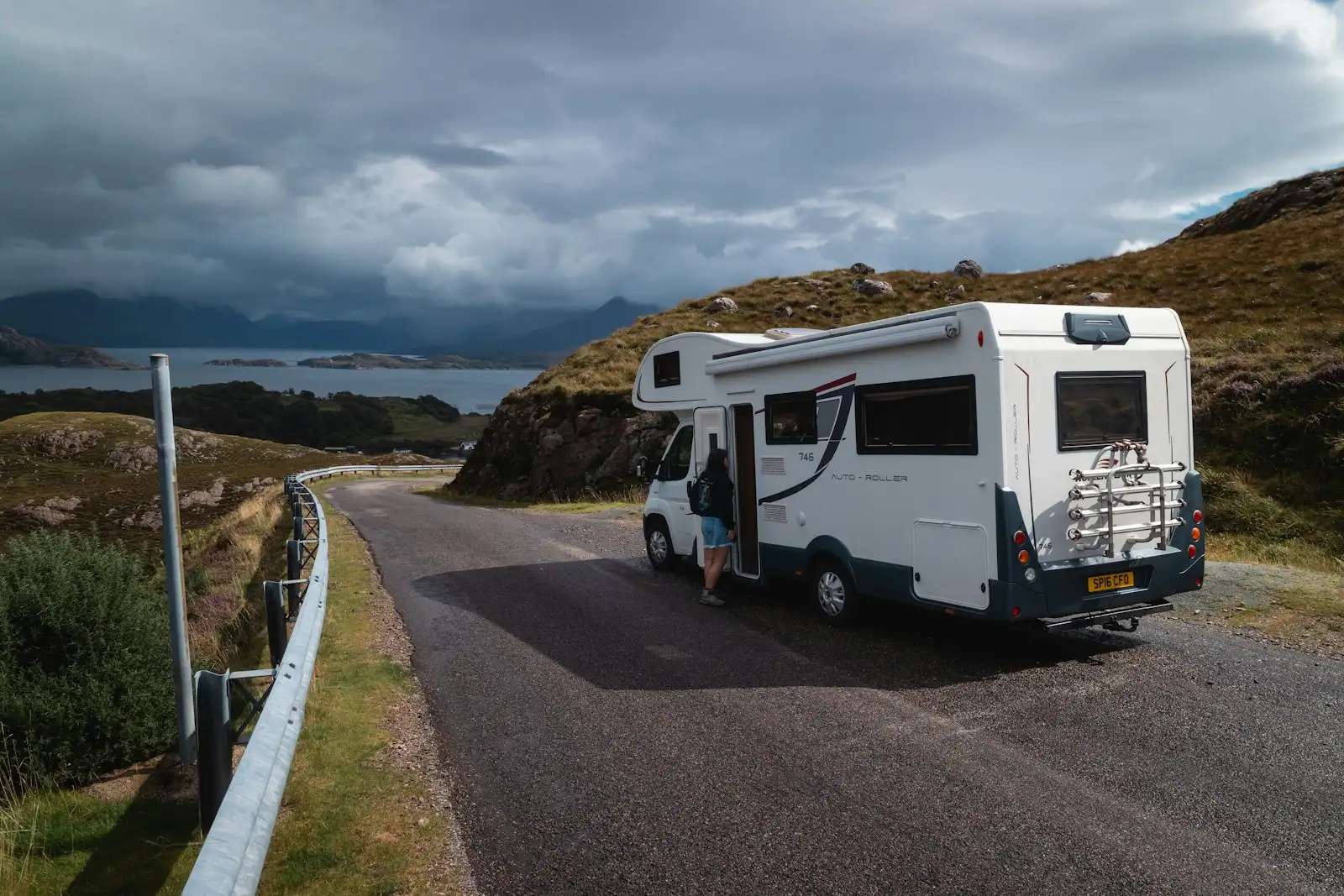 Un camping-car arrêté au bord d’une route de montagne