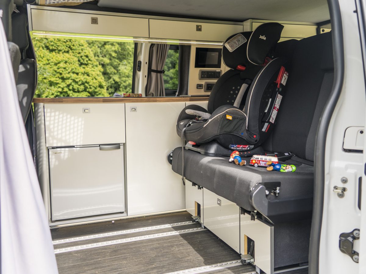 Sécurité des enfants en voyage en van : guide pratique