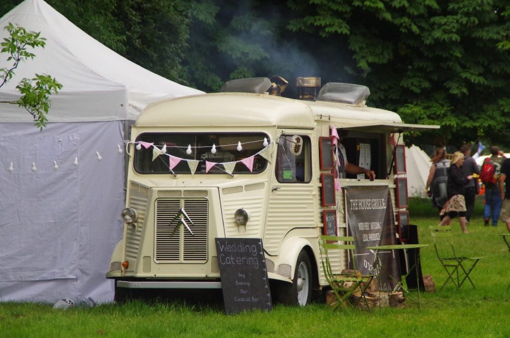 Roadsurfer ou Yescapa : quel service choisir pour un van