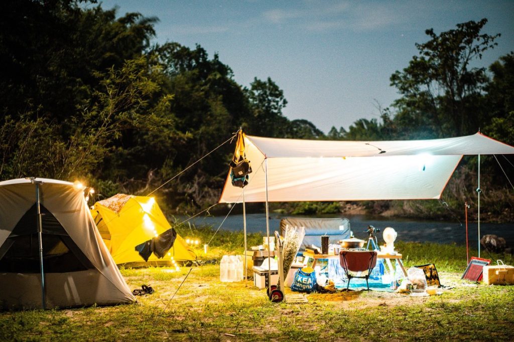 Camping aménagé vs bivouac responsable : comparatif pratique