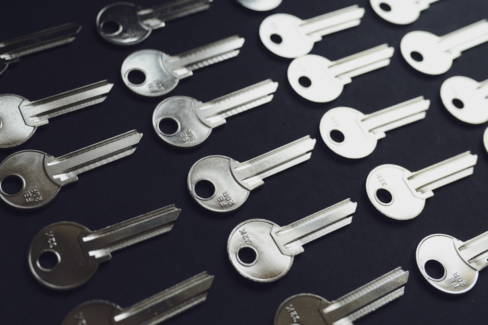 Contrat de location de van avec clés et documents sur une table