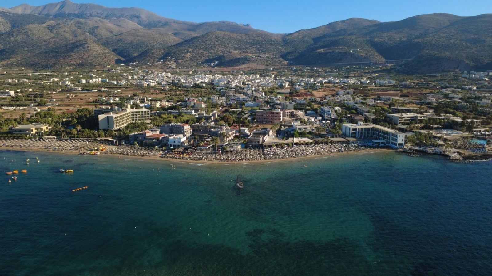 Village côtier et plage de Crète vus depuis les hauteurs