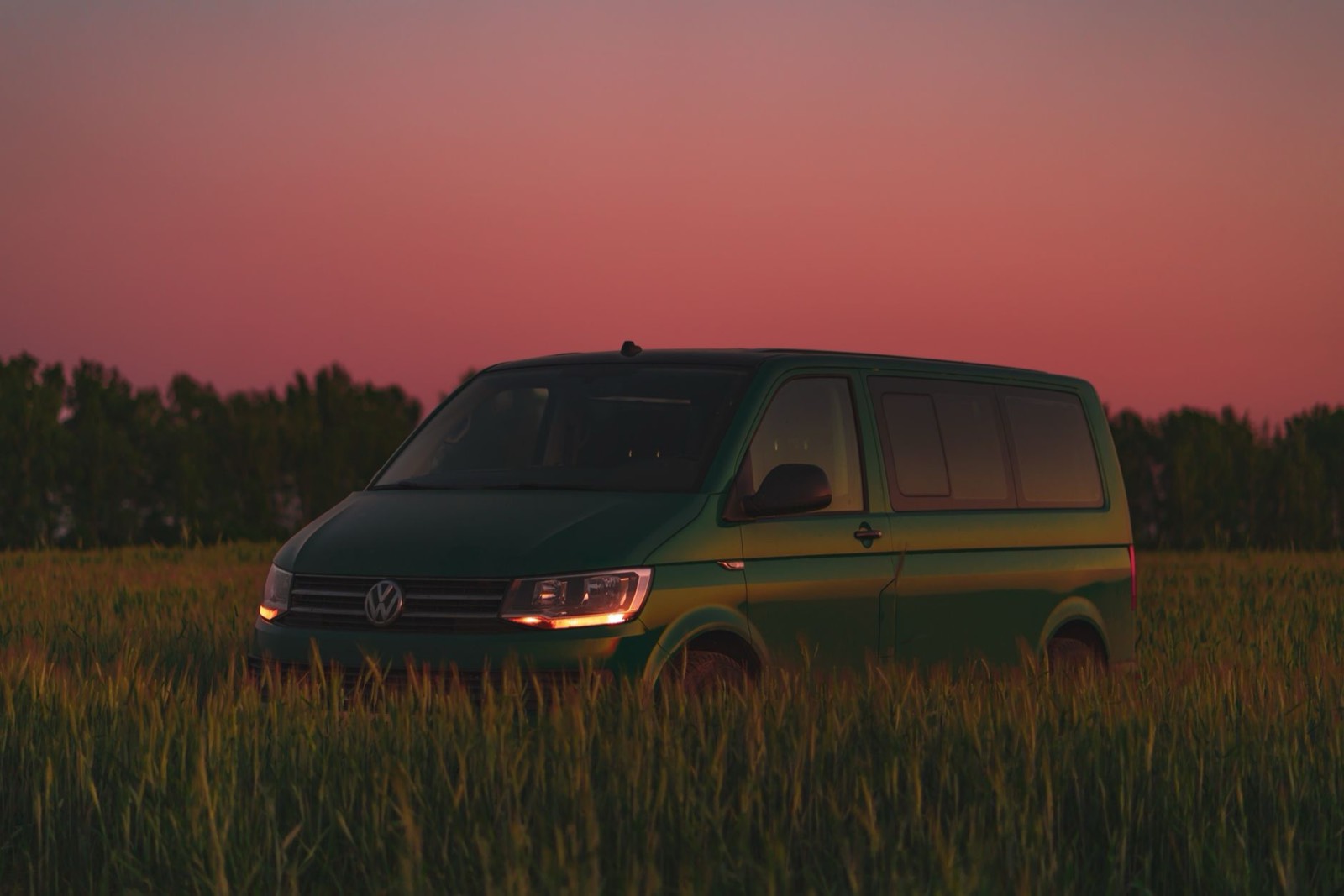 Van garé près d'un champ au coucher du soleil pendant un festival en Bretagne